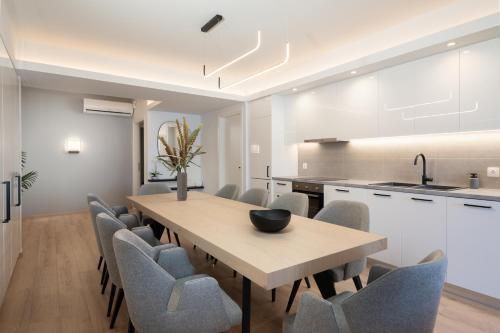 Tesis özellikleri, Luxury 4 Bedrooms Apartment Near Flisvos Marina in Terpsithea-Vryoni Bölgesi