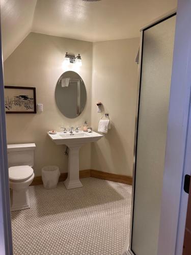 Gable House Bed and Breakfast Inn - 샤워실