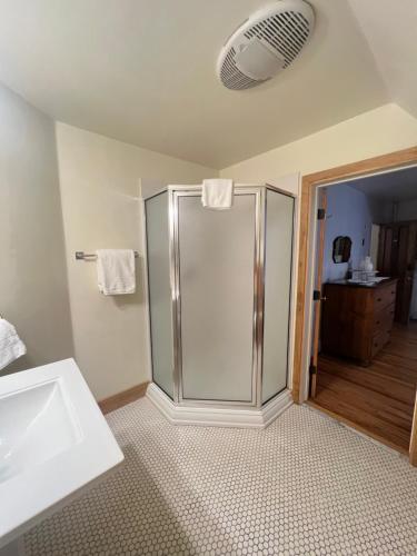 Gable House Bed and Breakfast Inn - 샤워실