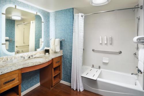 One-Bedroom Queen Suite with Two Queen Beds image 2
