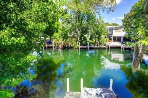 Weeki Wachee Retreat Canal home with hot tub kayaks canoe and boat with trolling motor included