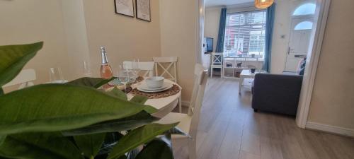Toffees Townhouse a 2 Bed House in Liverpool 1 Mins walk to Goodison Park, Liverpool (photo 4)