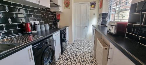 Toffees Townhouse a 2 Bed House in Liverpool 1 Mins walk to Goodison Park, Liverpool (photo 9)