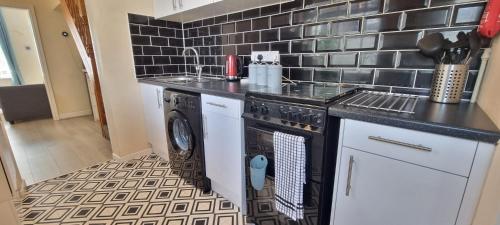 Toffees Townhouse a 2 Bed House in Liverpool 1 Mins walk to Goodison Park, Liverpool (photo 7)
