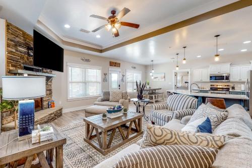 7 Mi to Emerald Coast Zoo! Poolside Paradise in Crestview (Florida)