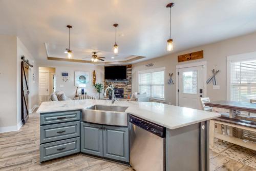 7 Mi to Emerald Coast Zoo! Poolside Paradise in Crestview (Florida)