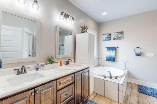 7 Mi to Emerald Coast Zoo! Poolside Paradise in Crestview (Florida)