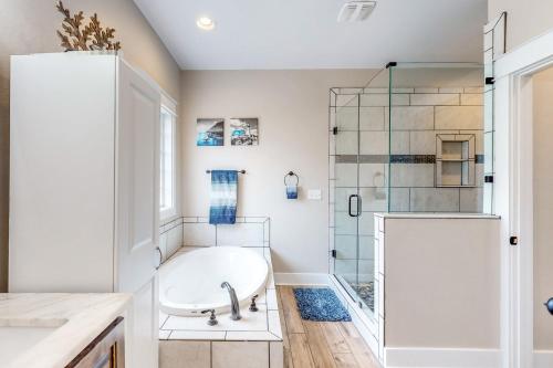 7 Mi to Emerald Coast Zoo! Poolside Paradise in Crestview (Florida)