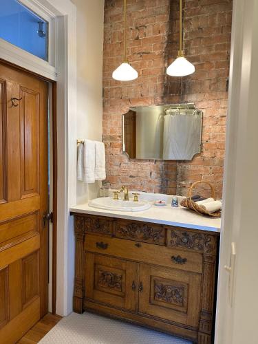 Gable House Bed and Breakfast Inn - 화장실
