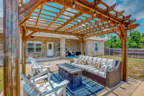 7 Mi to Emerald Coast Zoo! Poolside Paradise in Crestview (Florida)