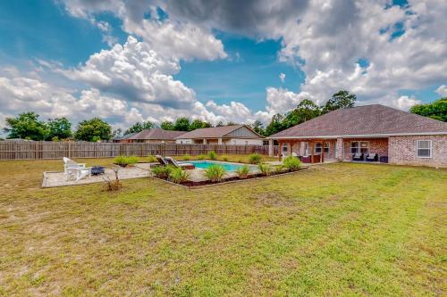 7 Mi to Emerald Coast Zoo! Poolside Paradise in Crestview (Florida)