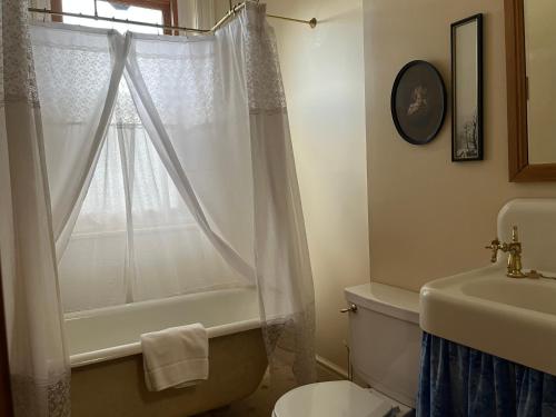 Gable House Bed and Breakfast Inn - 샤워실