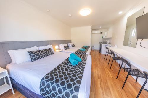 1 queen bed, 2 twin beds