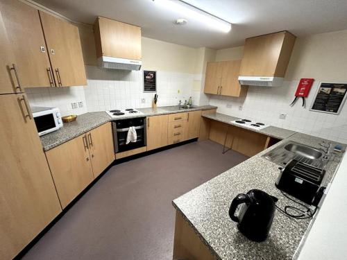 Spacious Ensuite Room With Shared Kitchen and Living Room