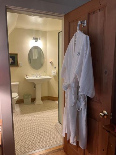Gable House Bed and Breakfast Inn - 화장실