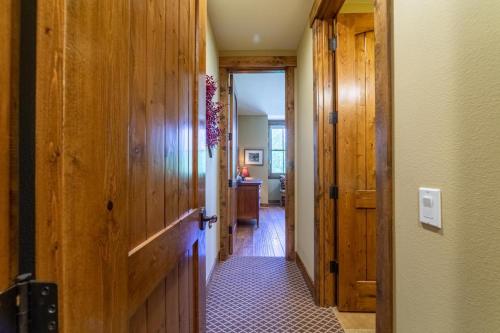 533- Snowcreek Old Western Style Townhome