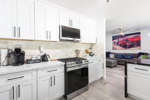 BEST LOCATION HOME w POOL - LV Convention & 3 mi STRIP & Fremont, Las Vegas (photo 8)