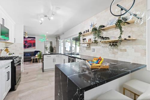 BEST LOCATION HOME w POOL - LV Convention & 3 mi STRIP & Fremont, Las Vegas (photo 7)