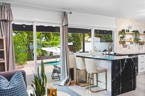 BEST LOCATION HOME w POOL - LV Convention & 3 mi STRIP & Fremont