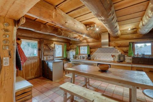Chalet au bord d'un étang privé, Massif du Sancy gîte à louer Picherande