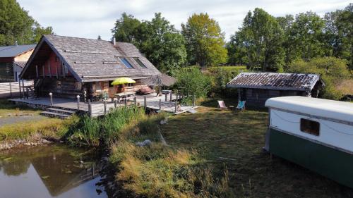 Chalet au bord d'un étang privé, Massif du Sancy (Chalet au bord d'un etang prive, Massif du Sancy) in La Tour-d'Auvergne