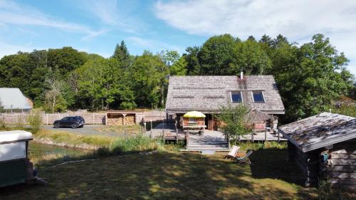 Chalet au bord d'un étang privé, Massif du Sancy (Chalet au bord d'un etang prive, Massif du Sancy) in La Tour-d'Auvergne
