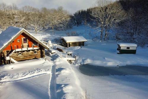 Chalet au bord d'un étang privé, Massif du Sancy (Chalet au bord d'un etang prive, Massif du Sancy) in La Tour-d'Auvergne