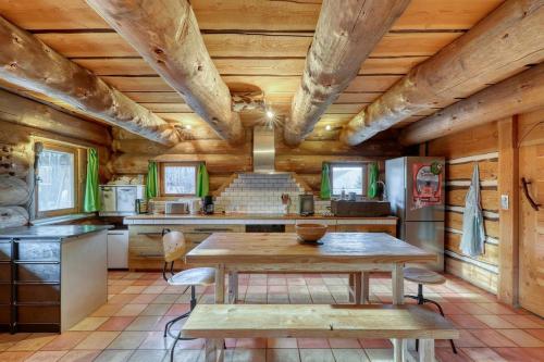Chalet au bord d'un étang privé, Massif du Sancy (Chalet au bord d'un etang prive, Massif du Sancy) in La Tour-d'Auvergne