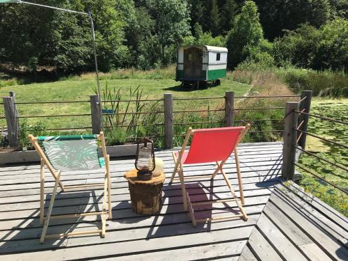 Chalet au bord d'un étang privé, Massif du Sancy (Chalet au bord d'un etang prive, Massif du Sancy) in La Tour-d'Auvergne