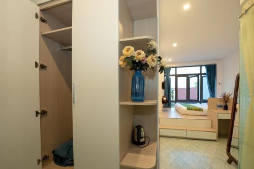 Double Room with Pool View image 7
