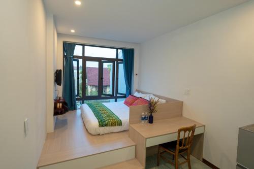 Double Room with Pool View image 8