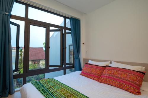 Double Room with Pool View image 9