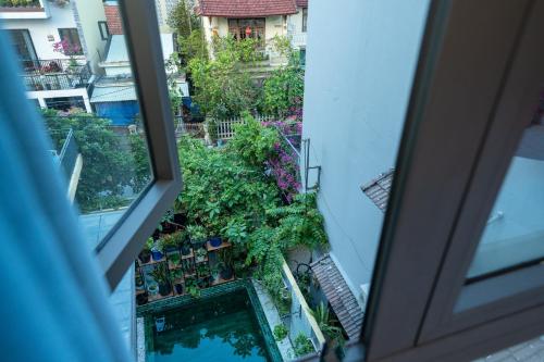 Double Room with Pool View image 2
