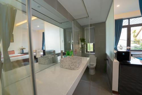 Deluxe Double Room with Balcony room in Villa De Pi's Hoi An