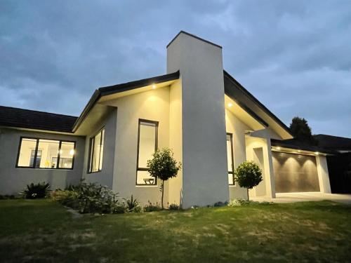 Modern，Spacious 5 bedroom house in north Hamilton