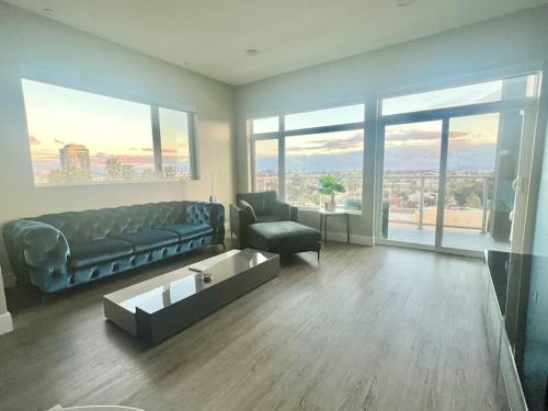 Luxe Corner Penthouse 1BR Condo on Sunset in Los Angeles, USA