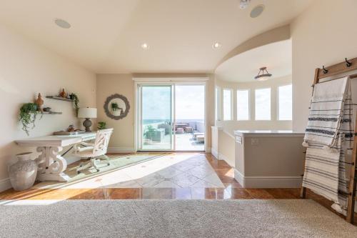 Stunning Oceanfront Home - Incredible Views in Oceanside, USA