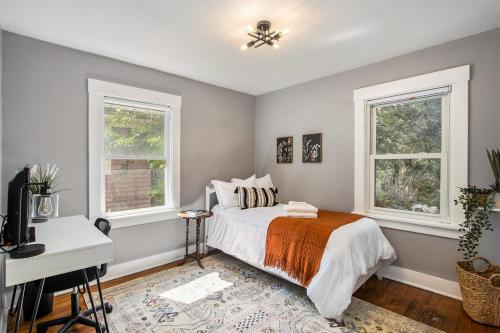 Private Rooms Near WMU/K College, Blackout curtains, Close to Downtown! in Kalamazoo, USA