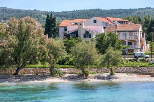 Apartments by the sea Mirca, Brac - 732