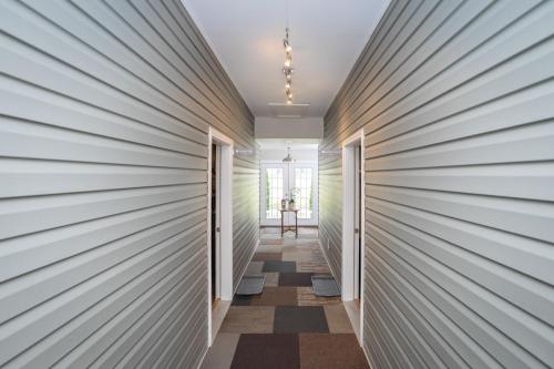 출입구, By the Side of the Road Inn & Cottages in 웨스트 해리슨버그