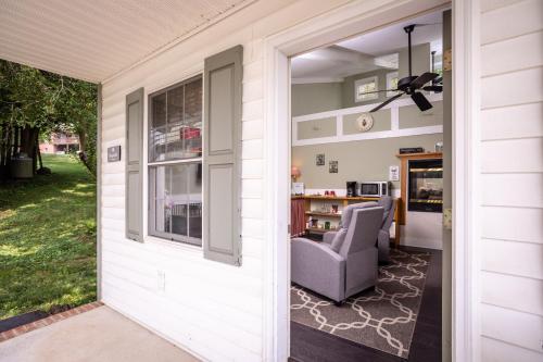 숙소 외관, By the Side of the Road Inn & Cottages in 웨스트 해리슨버그