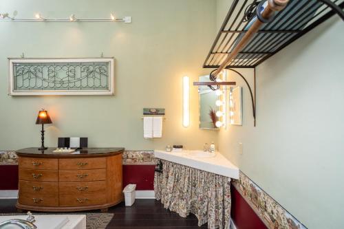 화장실, By the Side of the Road Inn & Cottages in 웨스트 해리슨버그