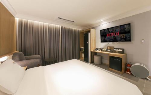The Van Hotel (1)