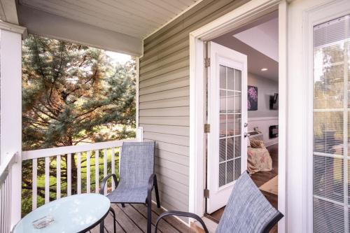 발코니/테라스, By the Side of the Road Inn & Cottages in 웨스트 해리슨버그