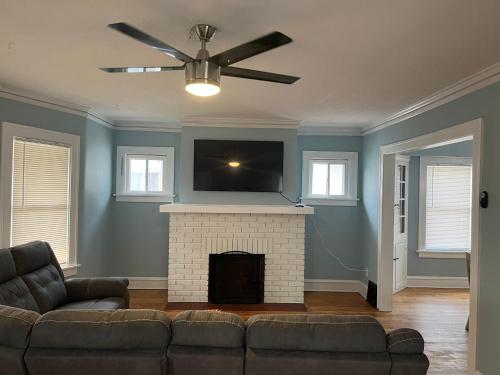 Six bedroom two bathroom centrally located house in Lakewood, USA