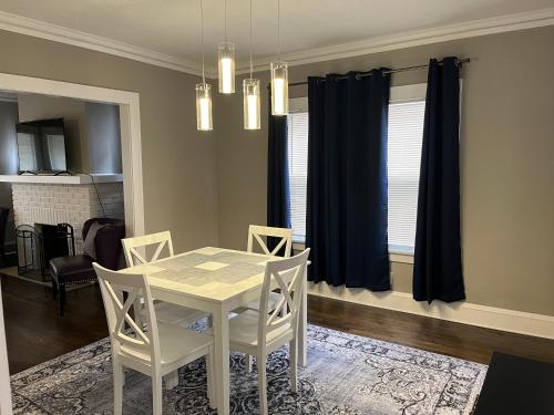 Six bedroom two bathroom centrally located house in Lakewood, USA