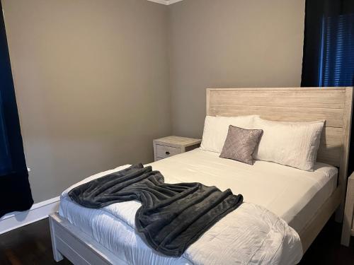 Six bedroom two bathroom centrally located house in Lakewood, USA
