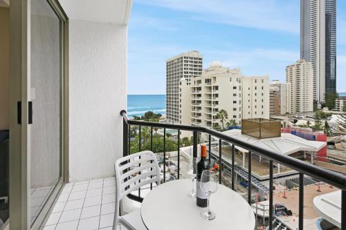 Balcony Apartment next door to Cali Beach Club