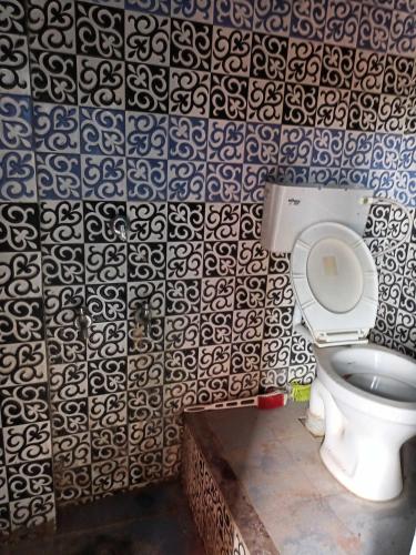 Ванная комната, POP Lucky Hotel in Бхивани