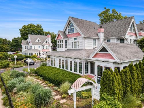 Yelton Manor Bed and Breakfast in South Haven, USA